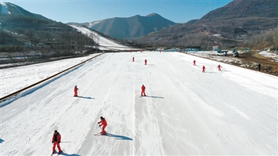 <p>　　冰雪旅游，讓冬季熱鬧起來。</p>