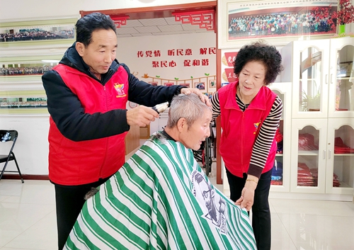 從發(fā)間到心間的溫暖 這些志愿者為老人免費(fèi)理發(fā)