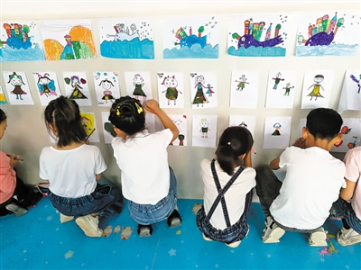 <p>　　移民村孩子拿起畫筆描繪美好生活。　　	　　　　　?。▓D片由受訪者提供）</p>