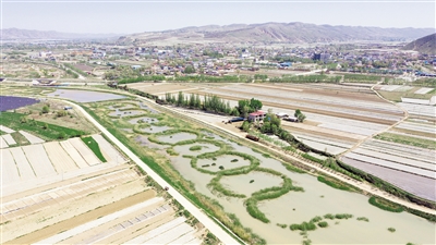 <p>　　葫蘆河兩岸良田千頃，一幅山清水秀的田園畫卷。</p>
