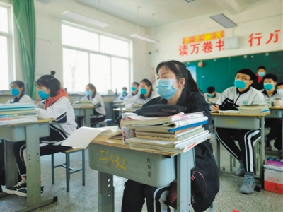 <p>　　五月八日，鹽池縣高級(jí)中學(xué)高三學(xué)生在上課。</p>