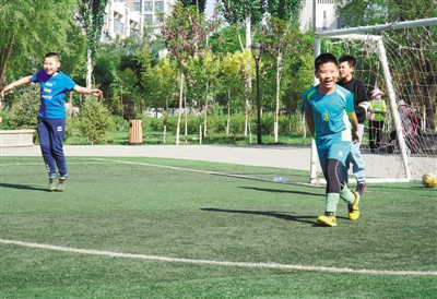 <p>　　5月9日，在銀川市華雁湖畔一個小足球場，小學生射門后歡慶勝利。</p>