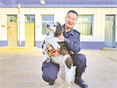 警犬公爵與訓(xùn)導(dǎo)員劉偉。