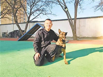     警犬鬼鬼與訓(xùn)導(dǎo)員劉永杰。