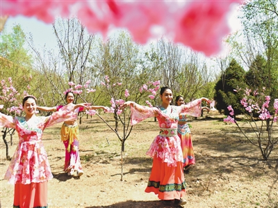 <p>　　“五一”假期，黃河橫城景區(qū)內(nèi)身著傳統(tǒng)服裝的姑娘們起舞迎賓。整個(gè)假期寧夏A級(jí)景區(qū)累計(jì)接待國內(nèi)游客74.35萬人次，旅游企業(yè)復(fù)工復(fù)產(chǎn)有序推進(jìn)，全區(qū)96家A級(jí)以上旅游景區(qū)已開放72家，占總數(shù)的75%。	　　　</p>