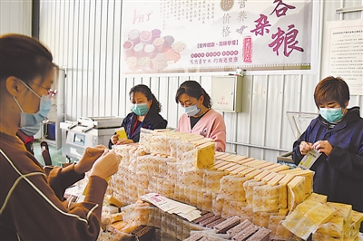 <p>　　鹽池縣“對(duì)了”雜糧食品公司工作人員在分裝小雜糧產(chǎn)品。我區(qū)企業(yè)積極履行好食品安全主體責(zé)任，嚴(yán)把市場(chǎng)準(zhǔn)入關(guān)，保障市場(chǎng)供應(yīng)，暢通追溯渠道，確保老百姓“吃得放心、用得安心”。</p>