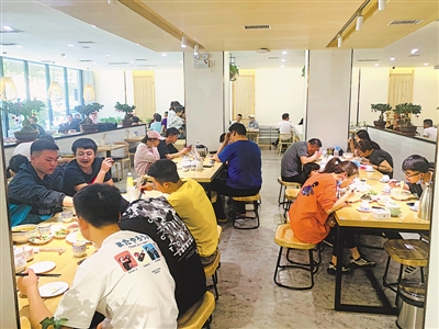 <p>　　吳忠市利通區(qū)一早茶拉面館恢復(fù)往日人氣。利通區(qū)開展電商美食節(jié)活動(dòng)，近百家餐飲店參與，為顧客每人發(fā)放50元餐飲電子消費(fèi)券是活動(dòng)最大亮點(diǎn)。</p>