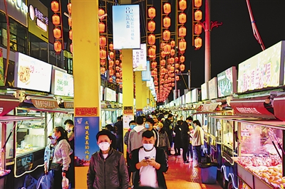 <p>　　充滿煙火氣的銀川市西夏區(qū)懷遠(yuǎn)夜市人氣火爆。銀川市多措并舉，在做好疫情防控的同時(shí)，積極推出夜間餐飲、旅游、文化娛樂等消費(fèi)活動(dòng)，逐步恢復(fù)“夜經(jīng)濟(jì)”發(fā)展，不斷擴(kuò)大內(nèi)需，提升城市活力。　本版圖片均本報(bào)記者　王鼎　攝</p>