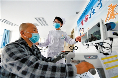 <p>　　①　石嘴山市第二人民醫(yī)院康復(fù)醫(yī)學(xué)科護(hù)士長、第三批寧夏援助湖北醫(yī)療隊(duì)隊(duì)員劉佳正在指導(dǎo)、幫助病人進(jìn)行康復(fù)訓(xùn)練。</p>