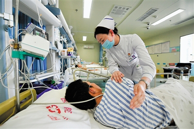 <p>　?、唷∈焐绞械诙嗣襻t(yī)院重癥醫(yī)學(xué)科（ICU）護(hù)士長、第三批寧夏援助湖北醫(yī)療隊(duì)隊(duì)員吳麗正在為久臥病床的病人拍打后背。</p>