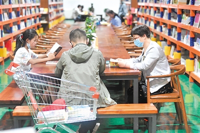 <p>　　近日，在寧夏首家倉儲式書籍賣場—新華書店發(fā)行集團(tuán)德勝倉，市民在靜謐的環(huán)境中讀書。該賣場是由一處占地1600平方米的倉庫改造而成，書籍總量超過10萬冊，涉及政治、經(jīng)濟(jì)、哲學(xué)、教育、文學(xué)、藝術(shù)等類別。除了海量的書籍，該賣場還著重營造閱讀環(huán)境，設(shè)置了閱讀區(qū)、文創(chuàng)區(qū)等區(qū)域，配備了讀書會等活動所需的多媒體設(shè)備，還有涂鴉墻和樂高墻，讓讀者可以“即興創(chuàng)作”。</p><p>　　本報記者 馬楠 攝</p>