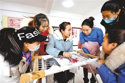 <p>　　從家庭、社區(qū)、學(xué)校，到鄉(xiāng)村、企業(yè)、機(jī)關(guān)，我區(qū)各族群眾和睦相處、和衷共濟(jì)，共居共學(xué)共建共享共事共樂的局面已經(jīng)形成。</p><p>　　本報(bào)記者　王曉龍　攝</p>