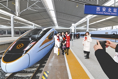 <p>　　首發(fā)動(dòng)車組順利抵達(dá)終點(diǎn)站，乘客們?cè)谖靼脖闭九c“藍(lán)暖男”合影。</p>