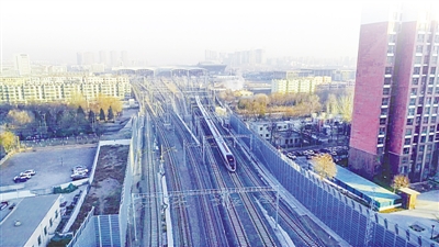 <p>　　12月26日9時(shí)許，銀西高鐵D4385次動(dòng)車(chē)駛出銀川站，奔向西安。</p>