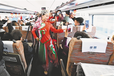 <p>　　首發(fā)動(dòng)車(chē)上的精彩表演。</p>