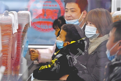 <p>　　一家人踏上回家路。</p>