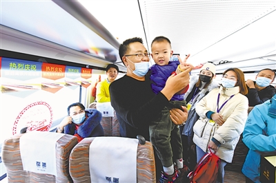 <p>　　首發(fā)動(dòng)車(chē)上最小的乘客只有3歲半。</p>