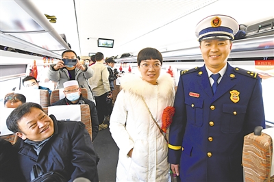 <p>　　光榮的乘客：哥哥是勞動(dòng)模范，妹妹是抗疫模范。</p>