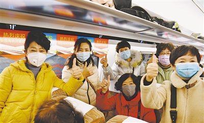 <p>　　姐妹們組團(tuán)乘動(dòng)車(chē)去旅游。</p>