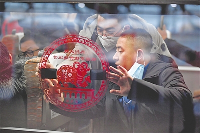 <p>　　兩位乘客給車(chē)票拍照留念。</p>