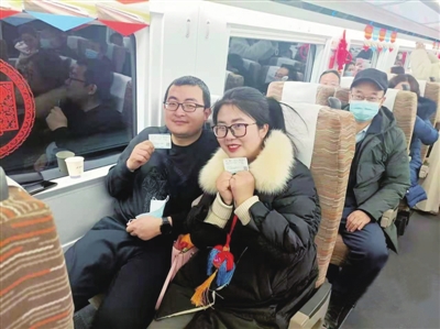 在慶陽(yáng)站乘上首發(fā)列車(chē)的旅客“曬幸?！?。