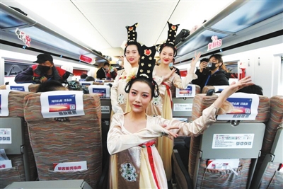 乘務(wù)人員為旅客準(zhǔn)備了精彩的文藝節(jié)目。