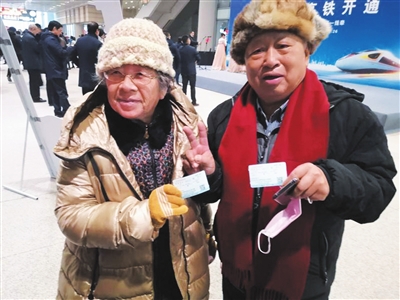     張國(guó)強(qiáng)和老伴展示車(chē)票。