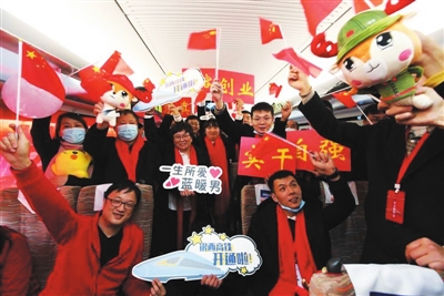     115名銀西高鐵建設(shè)者同聲高歌。