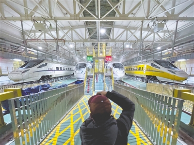 <p>　　動車組晚上在這里進(jìn)行保養(yǎng)和檢修后，將執(zhí)行新的出行任務(wù)。</p>