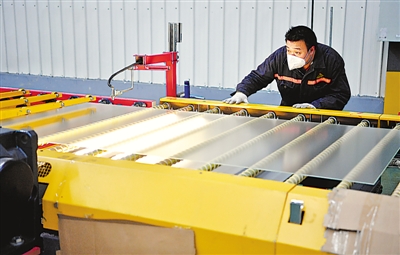<p>　　石嘴山市高新技術產(chǎn)業(yè)開發(fā)區(qū)，寧夏金晶科技有限公司廠房流水線上，工人仔細視檢浮法超白玻璃樣品。</p><p>　　本報記者　王曉龍　白茹　攝</p>