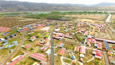 <p>　　中衛(wèi)市沙坡頭區(qū)鳴鐘村、黑林村、孟家灣村、長(zhǎng)流水村、南北長(zhǎng)灘等村農(nóng)民通過(guò)發(fā)展旅游業(yè)實(shí)現(xiàn)脫貧致富。</p>