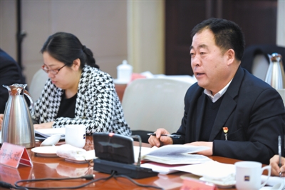 <p>　　自治區(qū)人大代表馮永福（右）建議加快農(nóng)村一二三產(chǎn)業(yè)深度融合，讓農(nóng)民在融合發(fā)展中分享更多收益。</p>