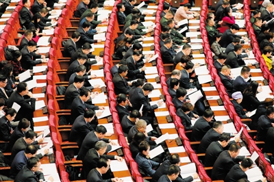 <p>　　人大代表認真審議政府工作報告。</p>