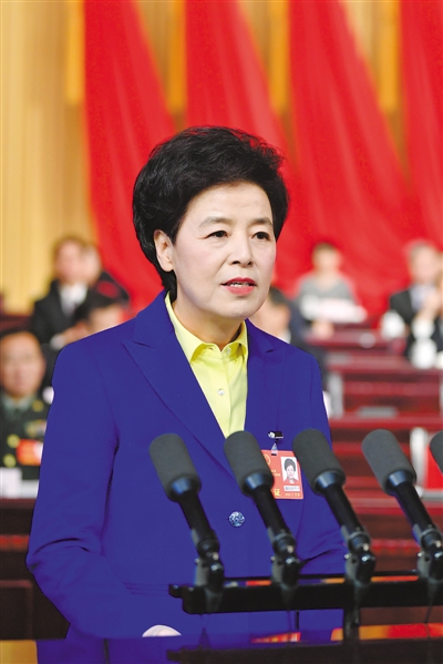 <p>　　1月11日，自治區(qū)主席咸輝向大會作政府工作報告。</p><p>　　本報記者　王鼎　攝</p>