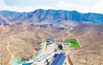 <p>　　中鐵北京工程局中蘭鐵路香山隧道工程根據(jù)工期需要，隧道采取長(zhǎng)隧短打的方式，設(shè)進(jìn)口、出口及五處斜井，將香山隧道分為6節(jié)7個(gè)工作面采取鉆爆法同時(shí)掘進(jìn)。截至8月1日，正洞累計(jì)完成掘進(jìn)6939.3米，剩余10824米，完成工程進(jìn)度39%?！　　　　　　　　　　　　　　　　　　　　　　　　　　”緢?bào)記者　馬楠　王洋　攝</p>
