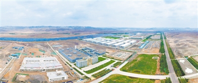 <p>　　寧夏西部云基地一體化新型大數(shù)據(jù)中心園區(qū)規(guī)劃占地面積5000畝，分別位于中衛(wèi)工業(yè)園區(qū)、沙坡頭區(qū)迎水橋鎮(zhèn)、宣和鎮(zhèn)，三地保持30公里至50公里的安全距離，通過光纖直連，適合建設(shè)分散存儲(chǔ)和備份、并行計(jì)算的高可靠性數(shù)據(jù)中心。目前，已建成機(jī)房面積20萬平方米，安裝機(jī)架11832個(gè)，裝機(jī)能力近40萬臺(tái)。2020年，西部云基地發(fā)展目標(biāo)是服務(wù)器裝機(jī)能力達(dá)到50萬臺(tái)，投資5億元，做好亞馬遜、美利云、中國(guó)移動(dòng)等5個(gè)已建成數(shù)據(jù)中心項(xiàng)目