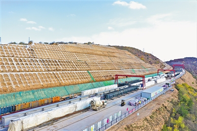 <p>　　銀昆高速公路彭陽(yáng)過境段施工現(xiàn)場(chǎng)。</p>