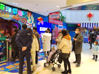 市民逛商場感受節(jié)日氛圍。本報記者 吳彩華 攝