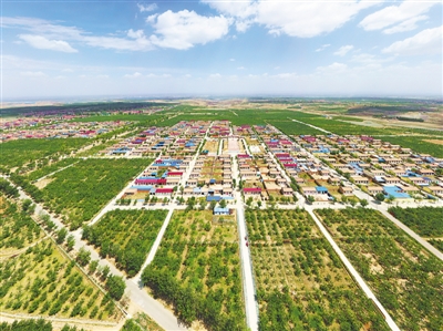 <p>　　沙坡頭區(qū)永康鎮(zhèn)永樂村被千畝蘋果園環(huán)抱。</p><p>　　本報記者　何耐江　攝　　</p>