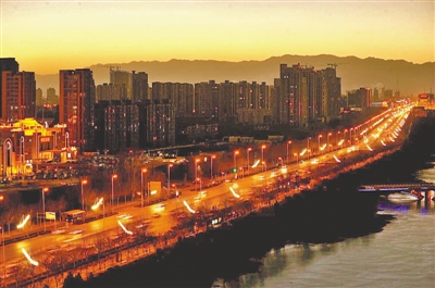<p>　　華燈初上，銀川市北京路上車流如織，城市呈現(xiàn)美麗輪廓。</p>