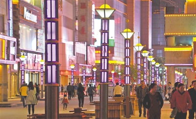 <p>　　鼓樓步行街作為銀川市傳統(tǒng)的“老牌”商業(yè)街依然人潮涌動(dòng)。</p>