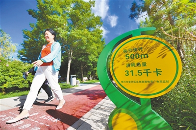 <p>　　公園里、廣場(chǎng)上、社區(qū)內(nèi)……隨處可見的公共體育設(shè)施讓人們?cè)诩议T口就能進(jìn)行全方位的體育鍛煉。2016年以來，銀川市新建各類小微公園48處，初步營(yíng)造出了“300米見綠、500米入園”的綠色生活環(huán)境。（資料照片）</p>