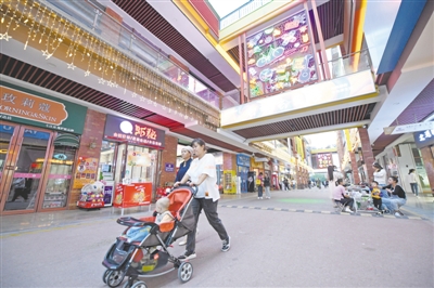 <p>　　傍晚時(shí)分，繁華的吳忠市萬達(dá)金街成為人們散步、購(gòu)物的好去處。</p>