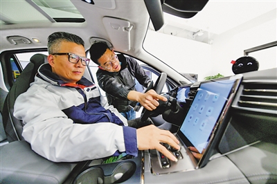 <p>　　新能源汽車(chē)以其能耗低、零排放的優(yōu)勢(shì)備受購(gòu)車(chē)族青睞。</p>