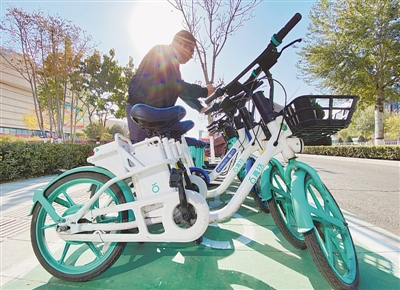 <p>　　遍布城市各個(gè)角落的電動(dòng)共享單車(chē)成為市民綠色出行的首選。</p>