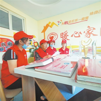 <p>　　6月8日，王蘭花（左二）與志愿者交流工作心得?！”緢笥浾摺∑牙辍z　　</p>