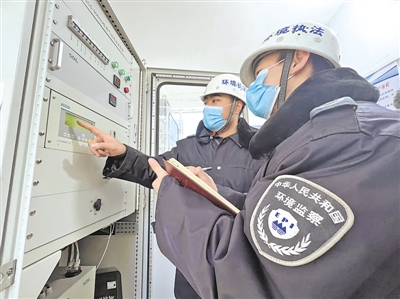 <p>　　吳忠市生態(tài)環(huán)境局執(zhí)法人員檢查企業(yè)治污設(shè)施運(yùn)行情況。</p>