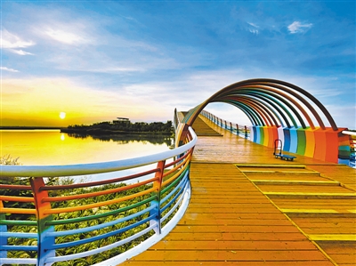 <p>　　沙湖風(fēng)景區(qū)，夕陽(yáng)下清澈的湖面與藍(lán)天交相輝映。</p>