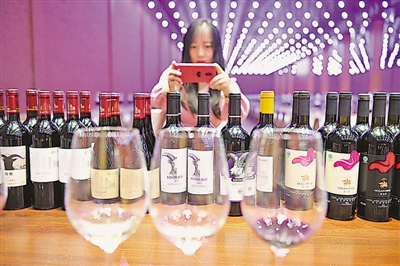 <p>　　琳瑯滿目的葡萄酒產(chǎn)品吸引著人們的眼球。</p>