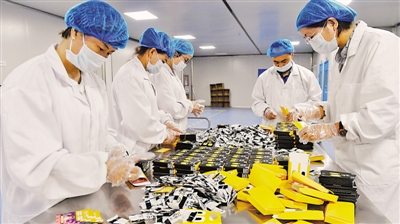 <p>　　中寧現(xiàn)代枸杞加工示范園區(qū)里，企業(yè)工人在包裝枸杞糖肽制品。枸杞糖肽生產(chǎn)線落戶中寧，凍干枸杞生產(chǎn)線、枸杞清汁、飲料、酵素等生產(chǎn)線相繼投產(chǎn)達(dá)效，枸杞產(chǎn)業(yè)鏈進(jìn)一步拉長。</p><p>　　本報(bào)記者　王鼎　攝</p>